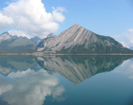 The lack of watercraft on the lake is very appealing.