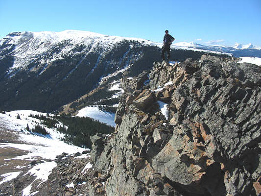 Although PeakFinder.com lists Saddle Mountain as being 2240 metres, Linda's GPS gave an elevation of 2276 metres.
