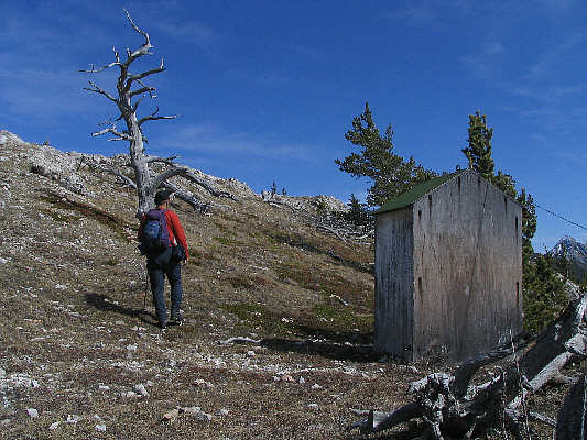 The hut is filled with big rocks. Pourquoi?