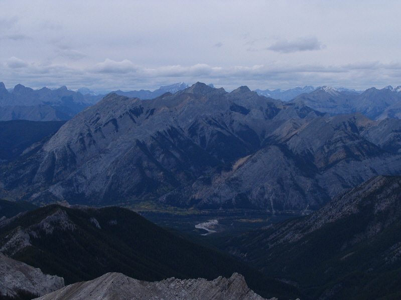 If you have a sharp eye, you should also be able to spot Little Sister, Mount Lawrence Grassi, Ha Ling Peak, Pilot Mountain, Mount Rundle, Cascade Mountain and Grotto Mountain.