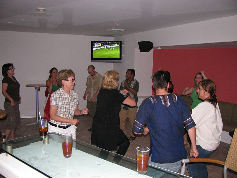 Everybody dance now!