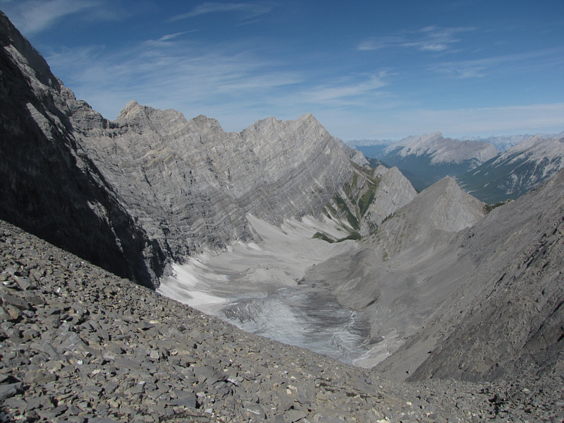 A large bergshrund prevents easy access to the col from the glacier.