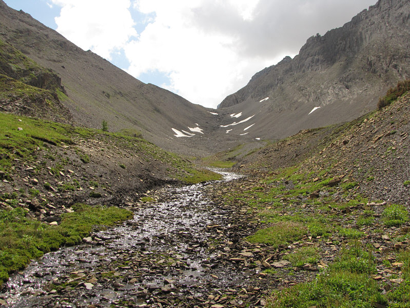 The hike to the pass is very pleasant.