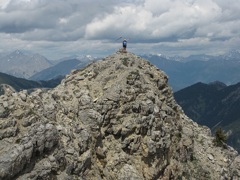 I took two waypoints on the north peak, and the average corresponds precisely with the offical elevation.