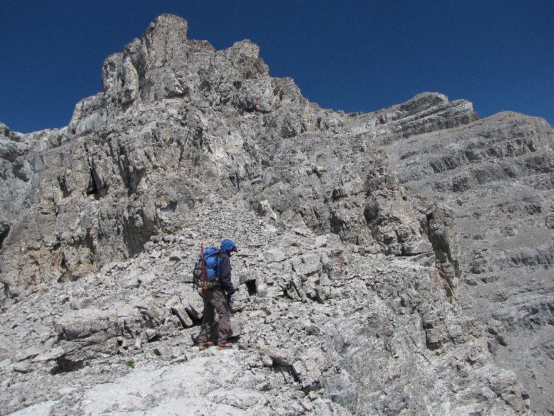 Liz decided to stop before the next wall ahead of Al.