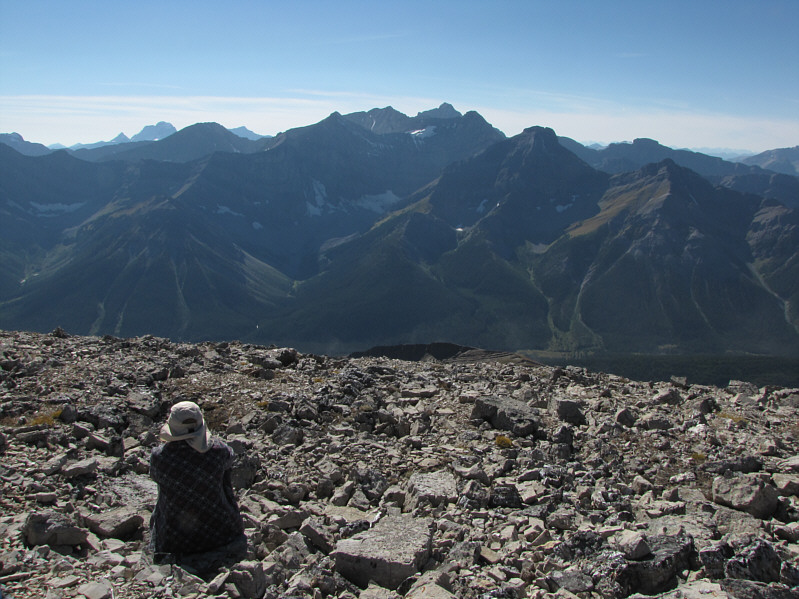 And the western outlier of Kent Ridge North Summit is just visible over the edge of the scree slope.