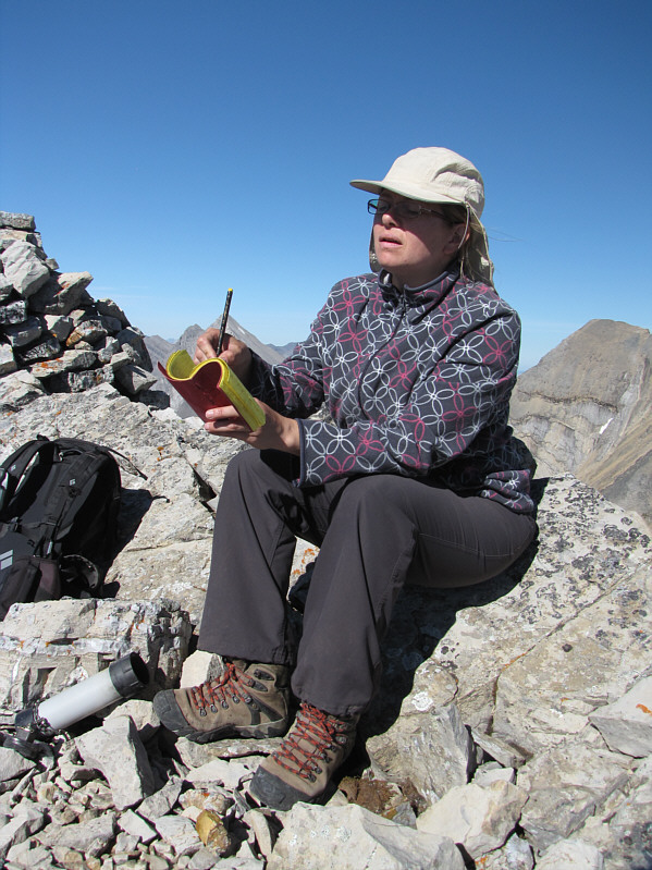 Is she signing with her eyes closed??