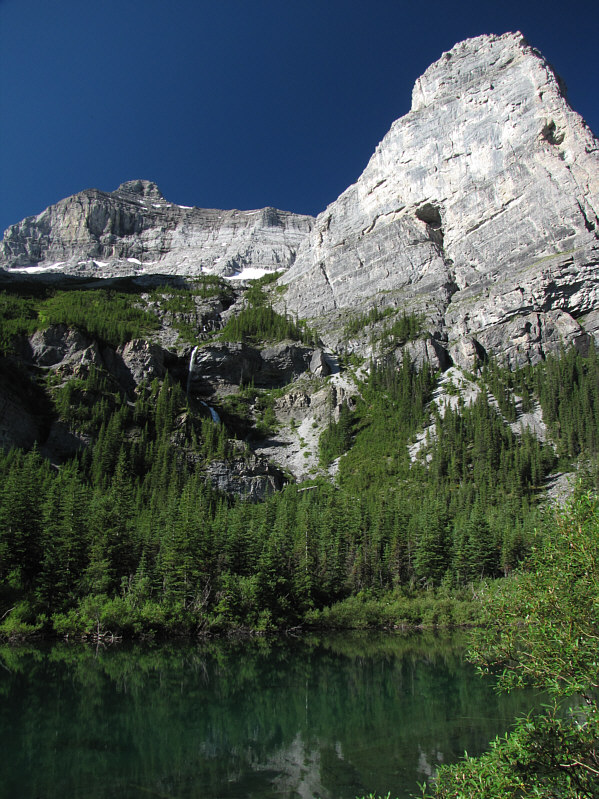 A short-cut route from the third lake comes down this headwall, but we didn't use it.