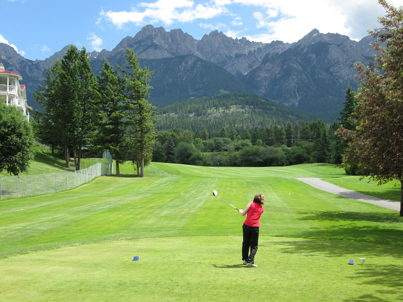 Love the backdrop with the mountains!