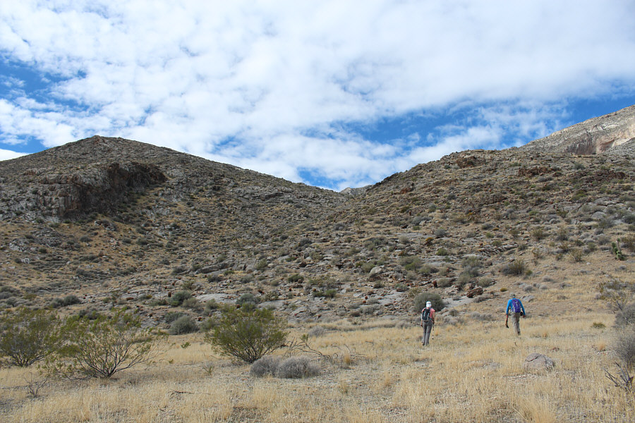 The route follows the ridge to the left.