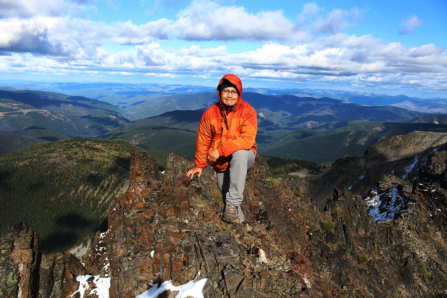 No ostentatious wooden pillar on this summit!