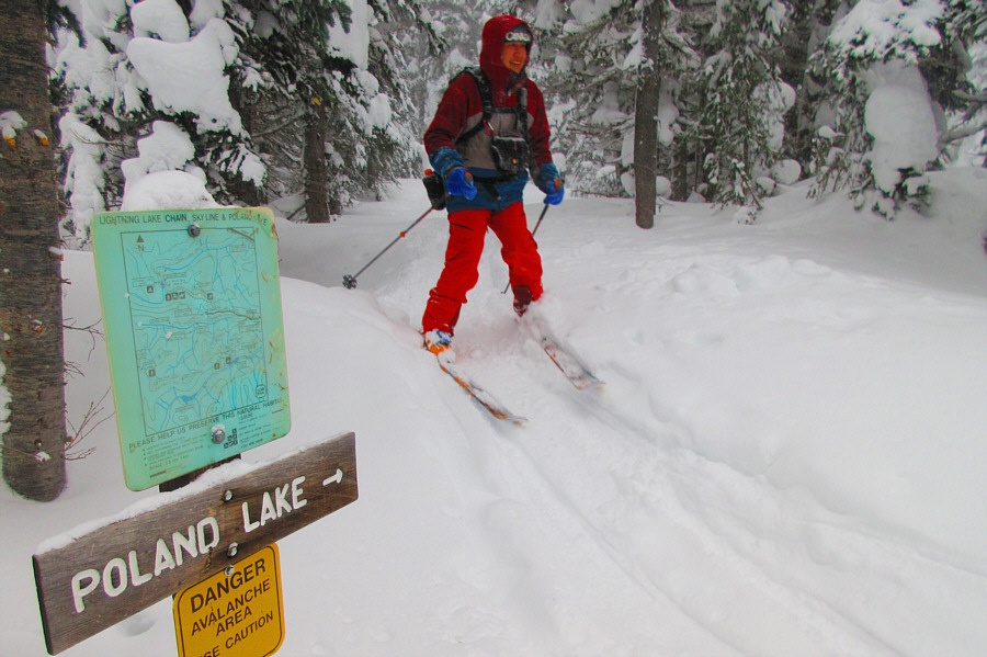 Sonny przybywa na oficjalnym rozpoczęciem szlaku do Polski Lake.