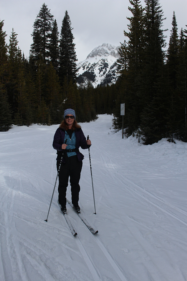It's so warm that Shelley is skiing without gloves!