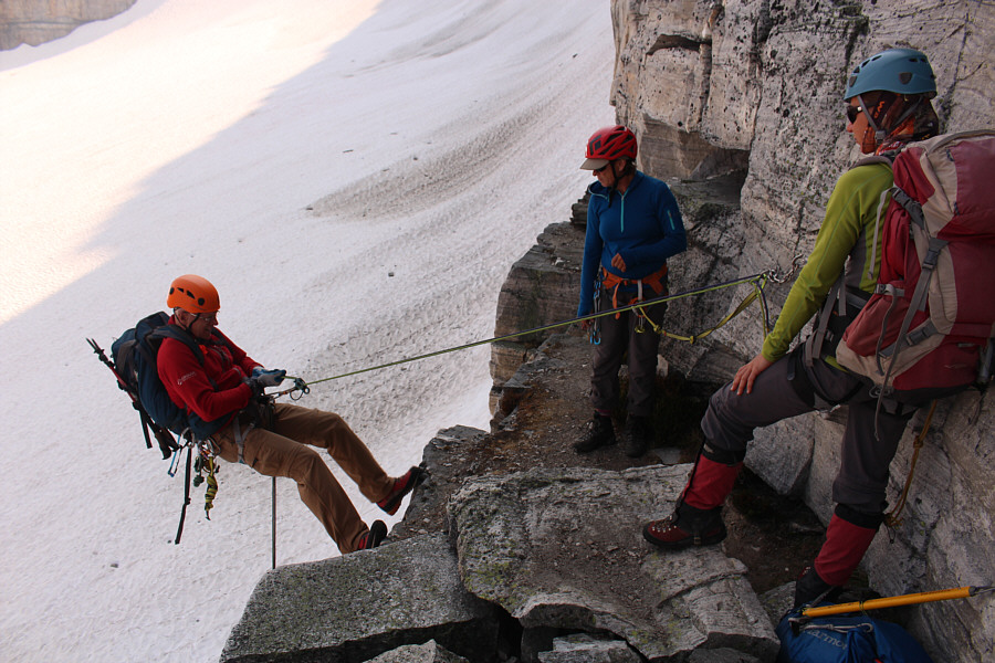 Pierre's belay device was a bit too tight to his body making it hard to feed the rope through with his hands.