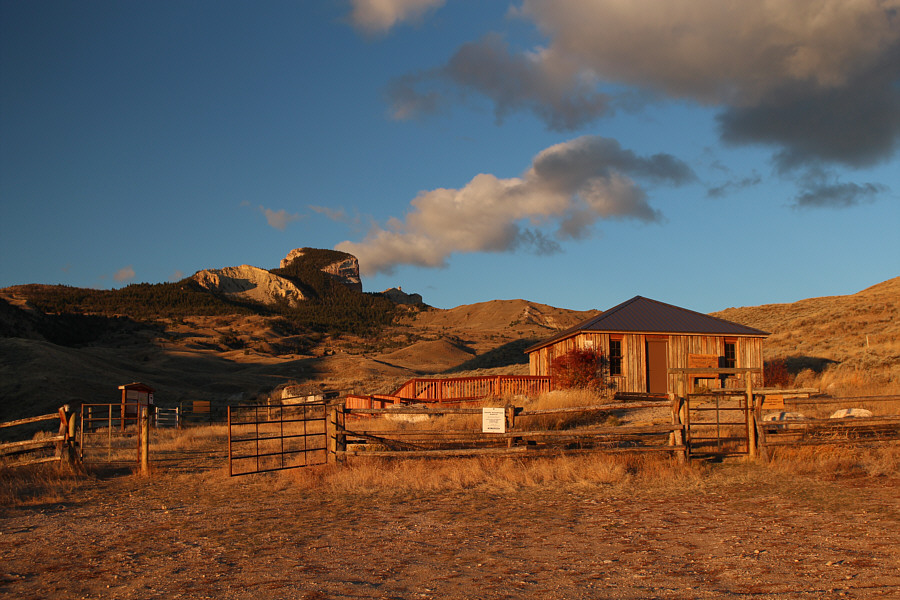 Nice place to warm up before starting the hike. There is a vault toilet nearby as well.