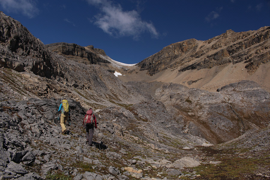 No need to drop down into the bottom of the valley here--stay high!