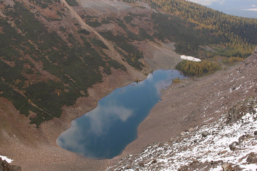 It's probably possible to descend to the lake from here, but it likely would not be pleasant...