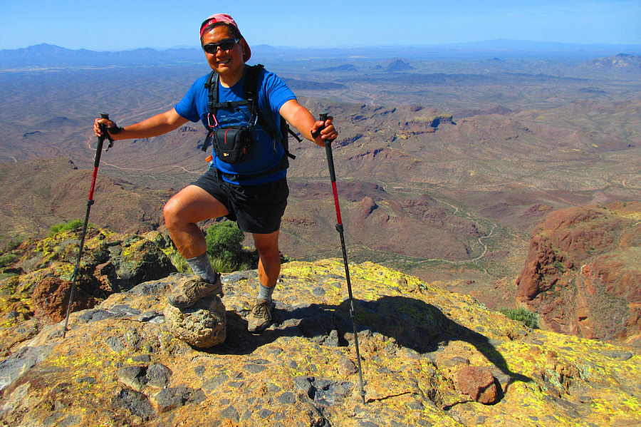 Okay, Zosia's camera is also shooting in "vivid" mode, but the rock is indeed yellowish.