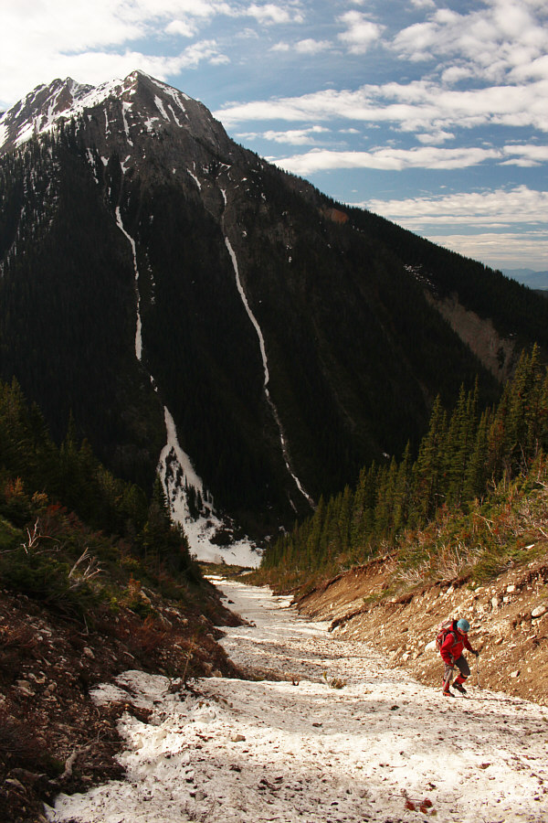 If that peak across the valley was named, we might have been ascending the opposite gully!
