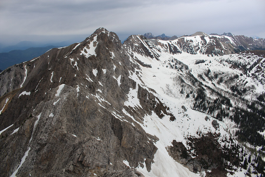There are some interesting ridges in the distance that look very appealing to visit in the future...