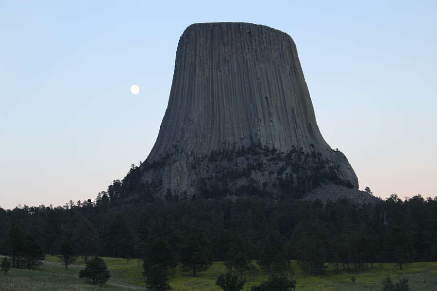 When does the UFO land?