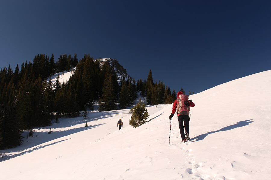 The snow complicates route-finding here somewhat.