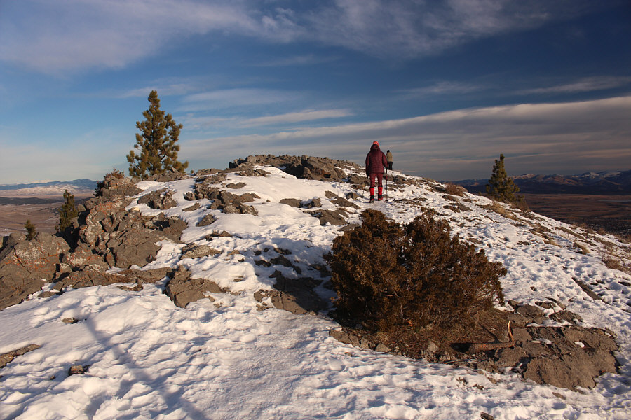 A guy just proposed to his girlfriend at the summit!