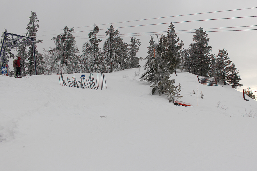 You should NOT be where Zosia is standing if you're using this lift when it's operational!