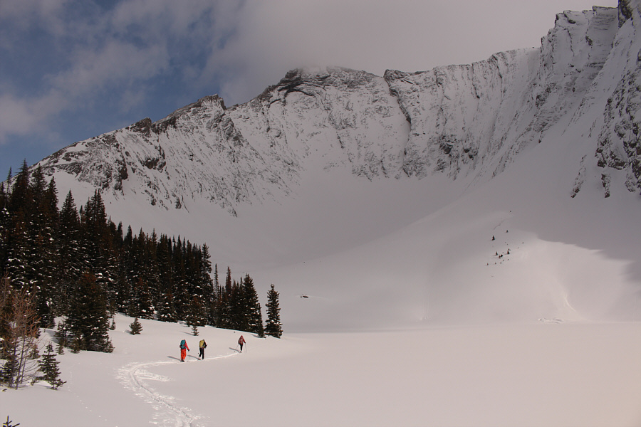 Lotsa tempting slopes to ski in the cirque...