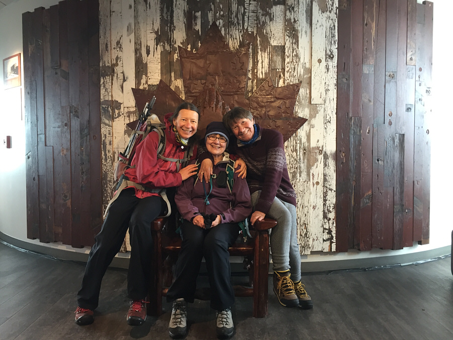 Queen Dinah and her Polish subjects!