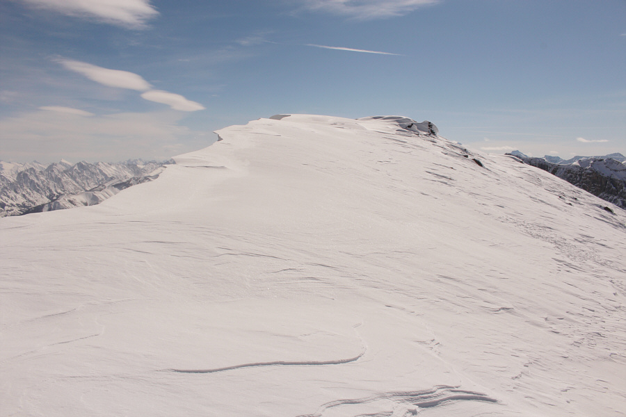 Mind the cornice at left!