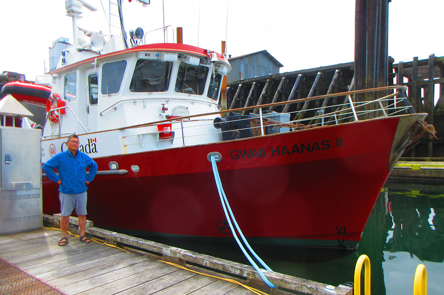 Heart of oak are our ships, heart of oak are our men; We always are ready, steady, boys, steady! We'll fight and we'll conquer again and again!