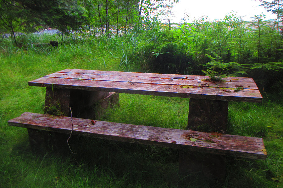 Might be a little hard to put a table cloth here...