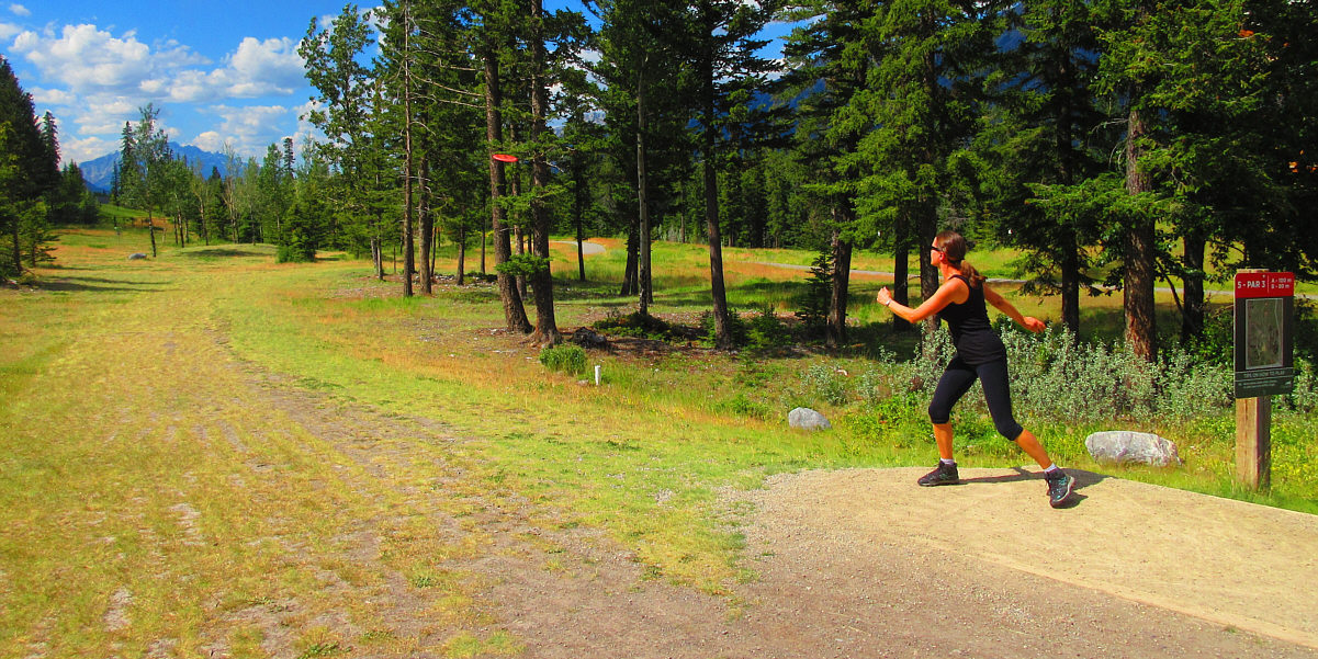 She's using a Discraft Meteor mid-range disc.