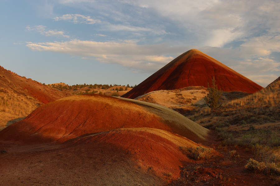 Signs in the area call this "Red Hill".