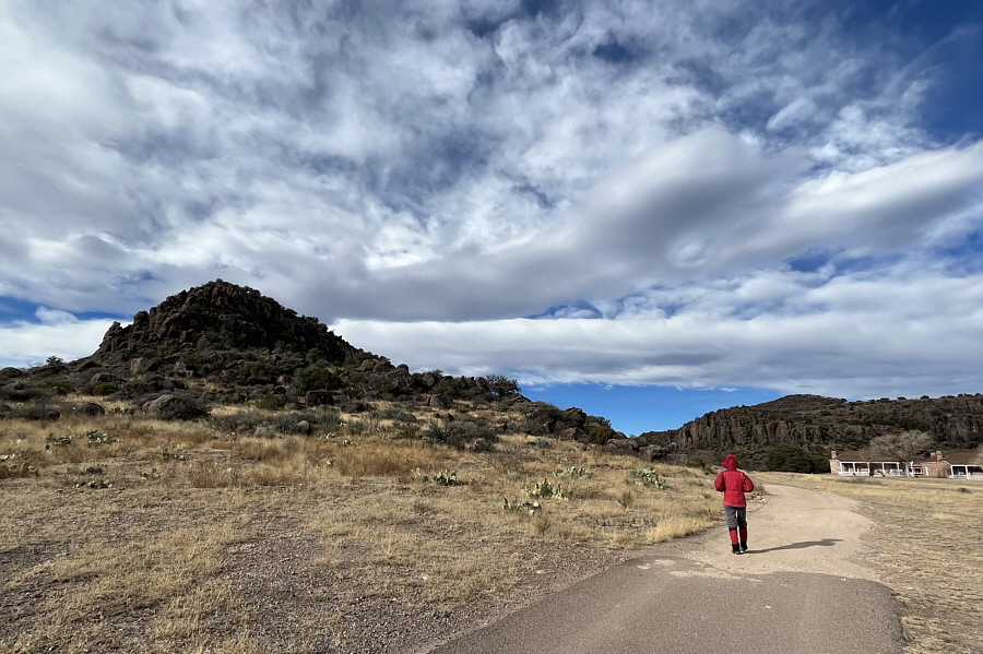 Looks tempting to try and ascend the mountain from this end...