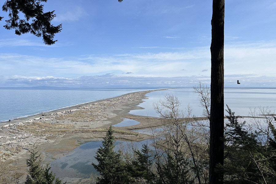 The lighthouse is 7.0 kilometres away as the crow flies from here.