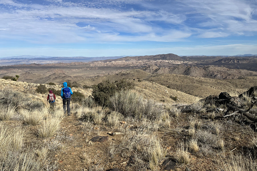 Some folks take a more direct descent route down the north side of Quail Mountain, but this apparently entails more technical route-finding.