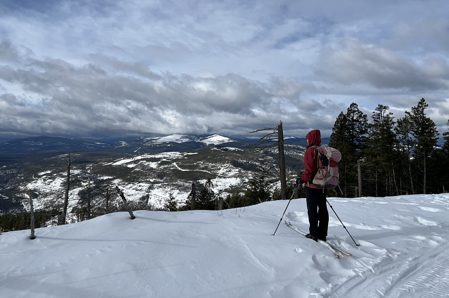 Looks like some potentially good ski touring on some of those hills...