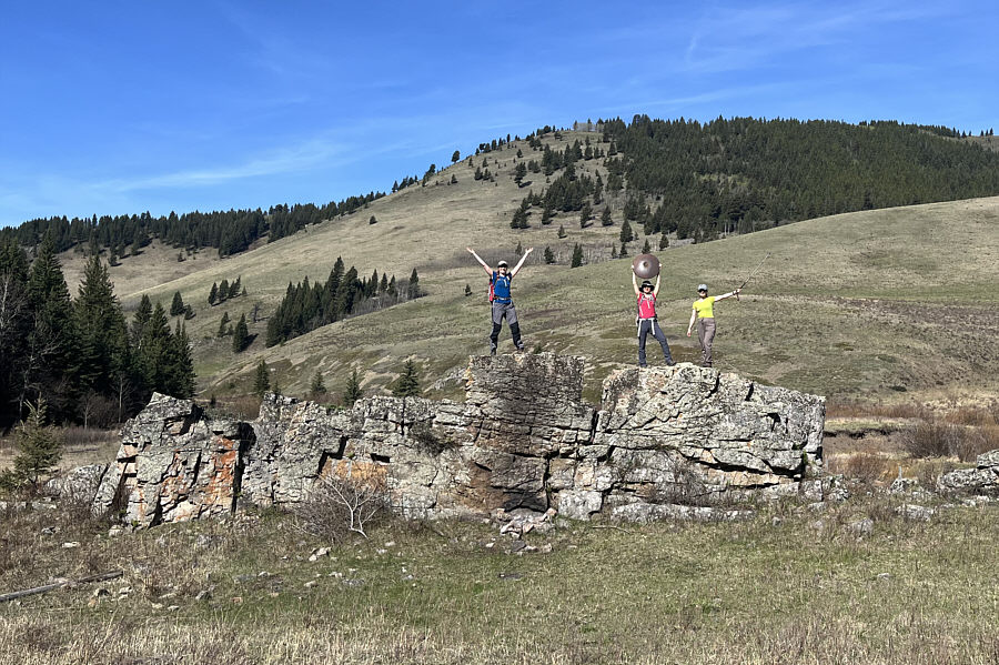 That metal dish that Zosia is holding is very heavy!