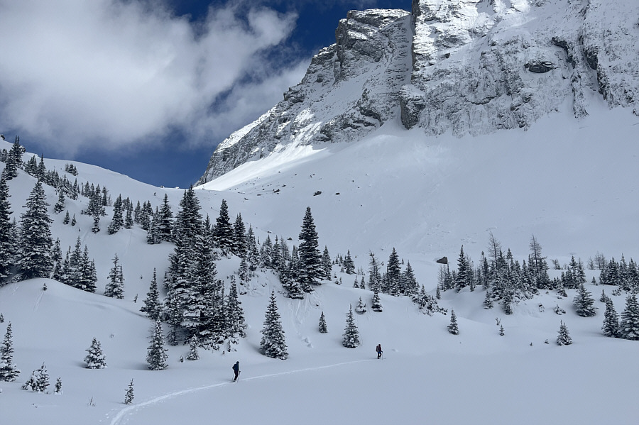 This headwall would be a good place for yo-yo skiing...if you're into that sorta thing!